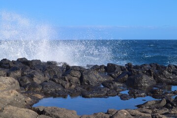 Fototapeta Morska bryza spowodowana rozbijającą się fala o kamieniste wybrzeże wyspy Fuerteventura obraz