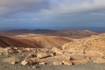 Górzysty krajobraz wyspy Fuerteventura podczas zachmurzonego nieba