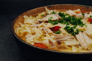 Deftige Hühnersuppe mit Nudeln