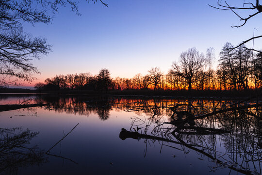 ein sch&ouml;ner Sonnenuntergang &uuml;ber einer Teichlandschaft
