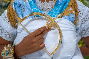 Detalhes de adereço de arco com uma flecha só, usado pelo Orixá Oxóssi em cerimônia religiosa no candomblé