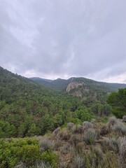 Paisajes de cielos nublados bajo la tormenta 