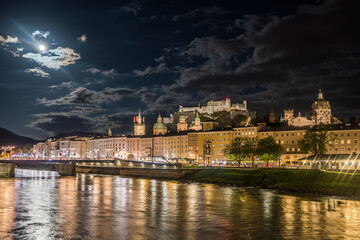 Fototapeta na wymiar Salzburg Stadt Nacht Fluss Landschaft