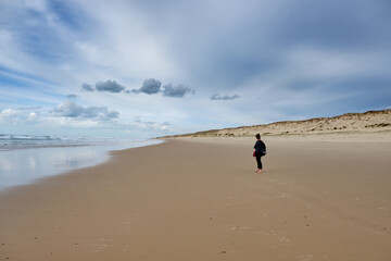 Naklejka premium Depressed woman walking on the beach