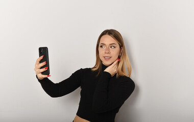 bellissima ragazza che si fa un selfie con il cellulare