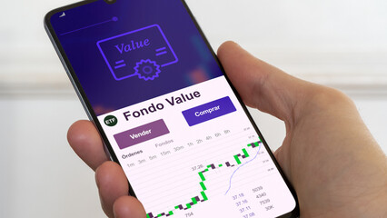 fondo de inversión negociado en bolsa mundial, Datos del mercado de valores en el teléfono. Análisis de negocios de una tendencia ETF. Blue chips value. Texto en español	
