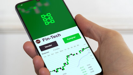 Fondo de inversión negociado en bolsa fintech etf, datos del mercado de valores en el teléfono. Análisis de negocios de una tendencia ETF fin tech. Blue chips fin-tech. Texto en español	