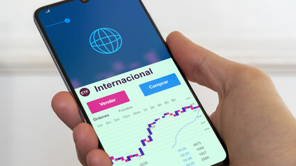 fondo de inversión negociado en bolsa mundial, Datos del mercado de valores en el teléfono. Análisis de negocios de una tendencia ETF. Blue chips. Texto en español	
