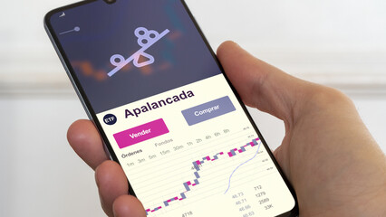 fondo de inversión negociado en bolsa mundial, Datos del mercado de valores en el teléfono. Análisis de negocios de una tendencia ETF. Blue chips. Texto en español	
