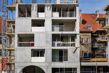 Budowa mieszkań w centrum miasta. wzrost zapotrzebowania na mieszkanie. - obrazy, fototapety, plakaty