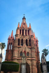 Fototapeta premium parroquia color rosa con arquitectura neogótica con un cielo azul en san miguel de allende guanajuato 