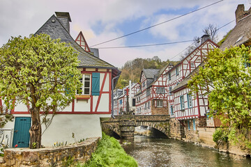 Beautiful shot of a river bridge between houses in Monreal, Germany with a blue cloudy sky © Graziano Vacca/Wirestock Creators