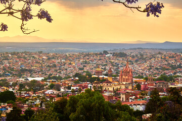 Obraz premium hermoso atardecer con un cielo amarillo en una ciudad colonial con una gran parroquia en san miguel de allende guanajuato 