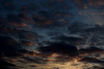 Ciemne chmury i zachód słońca - obrazy, fototapety, plakaty