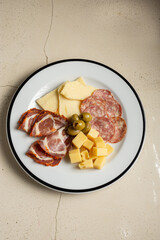 plato de quesos salame jamon crudo aceitunas y pastrami