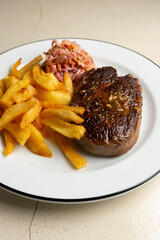 ojo de bife con papas fritas