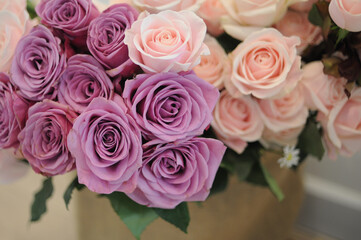 Closeup shot of a bouquet of roses © Linh Phan/Wirestock Creators