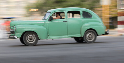Fototapeta na wymiar Old green car in Havana, Cuba