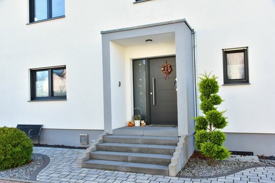 Moderner Eingangsbereich an einem neu gebauten Einfamilien-Wohnhaus