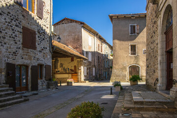 Fototapeta na wymiar France, Ardèche (07), une ruelle de Thuyets, village labélisé 