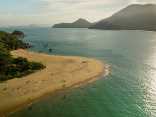 Vista aérea de uma praia no meio do oceano atlântico © Marcos Kulenkampff