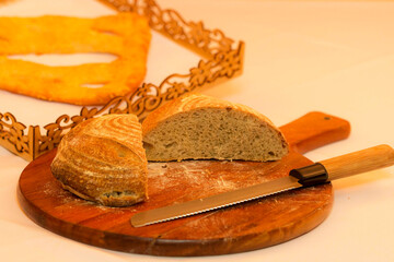 Pão é um alimento obtido pela cocção de uma massa de consistência elástica, elaborada basicamente com farinha de cereal (com proteínas formadores de glúten, geralmente de trigo). - obrazy, fototapety, plakaty