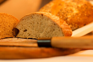 Pão é um alimento obtido pela cocção de uma massa de consistência elástica, elaborada basicamente com farinha de cereal. - obrazy, fototapety, plakaty