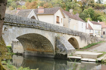 Fototapeta na wymiar Le vieux pont du Mally le Chateaux