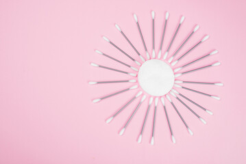 Obraz premium Cotton pads in a circle on a pink background