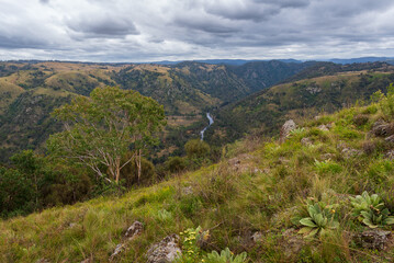 Fototapeta na wymiar Expansive views in Guula Ngurra National Park, view of the Wollondilly River from Baldy Billy peak.