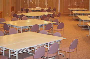 並んだテーブルとイス