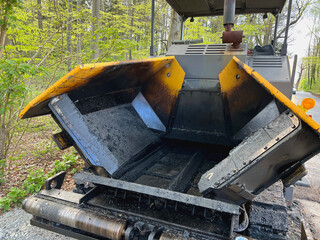 Maschine für Asphaltarbeiten im Straßenbau