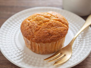 皿の上のバナナマフィン