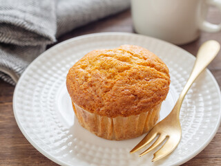 皿の上のバナナマフィン