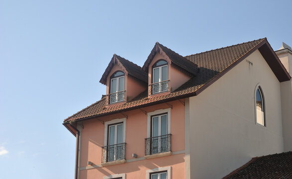 Pequeno edif&iacute;cio antigo de zona hist&oacute;rica muito antiga de uma zona t&iacute;pica portuguesa
