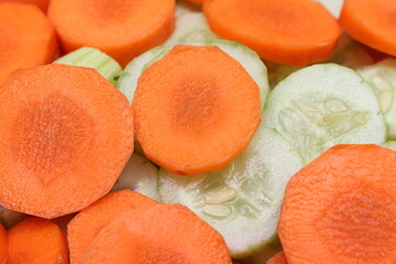 Cenoura fatiada com pepino fatiado, vegetais fatiados para a refei&ccedil;&atilde;o, refei&ccedil;&atilde;o com vegetais fatiados. preparando refei&ccedil;&atilde;o com ingredientes naturais.