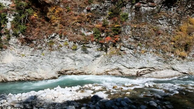 川のあるイメージ　白濁した激しい流れの渓流祖母谷川