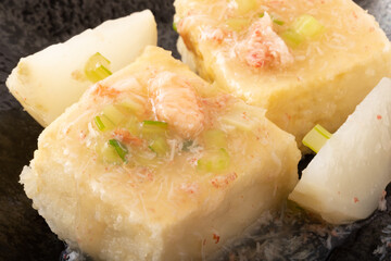 揚げ出し豆腐　(蟹あんかけ)