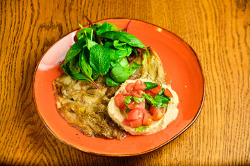 Pasta tartare with basil leaves
