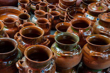 conjunto de jarros, ollas y cazuelas de barro tradicional mexicano, decoración mexicana hecha de...