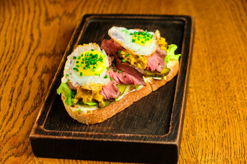 fried eggs with marinated pork