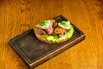 fried eggs with marinated pork