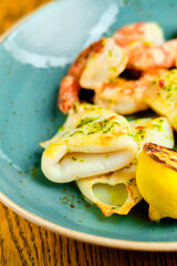 Grilled shrimp and zucchini with toast