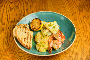 Grilled shrimp and zucchini with toast