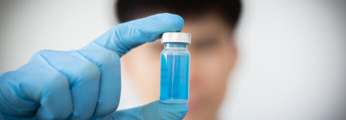 Obraz premium Scientists or doctors collect viral samples for preparation analysis and production of vaccines in the laboratory , Vaccine research to eliminate viruses concept.