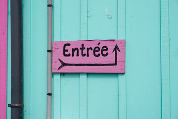 arrow panel entree french text sign means entrance text