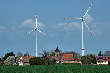 Windräder am Dorfrand.