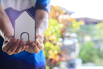 A young man sells his house to interested parties because the deteriorating economy prevents repayment and wants to find a buyer to convert the contract to the buyer.