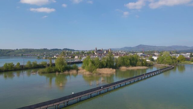 Flug richtung Rapperswi-Jona &uuml;ber Holzbr&uuml;cke Rapperswil-Hurden, St. Gallen, Schweiz
