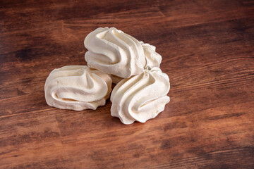Frisch gebackene Meringue auf einem Tisch